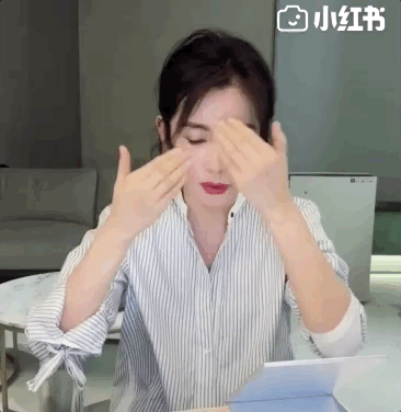 李冰冰坚持了二十年的拍摄前习惯，竟然是先变着花样敷面膜？