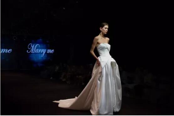 别出心裁﹐一袭动人 虎丘婚纱城夏季婚尚周之