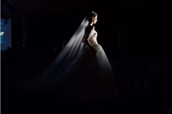 别出心裁﹐一袭动人 虎丘婚纱城夏季婚尚周之