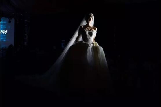 别出心裁﹐一袭动人 虎丘婚纱城夏季婚尚周之