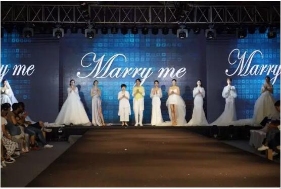 别出心裁﹐一袭动人 虎丘婚纱城夏季婚尚周之