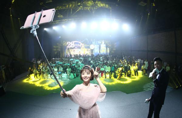 谭松韵亮相DR PLANT植物医生新品发布会，清新形象为粉丝降温