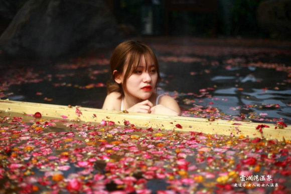 周末来一场女人温泉游﹐释放你的烦躁与无聊
