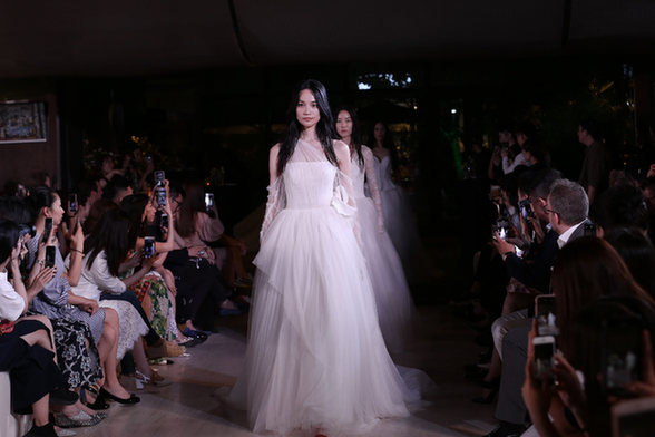 VERA WANG 携手捷豹推出豪华车接送尊贵新娘体验