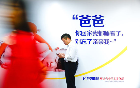 爸爸,你回家我都睡着了,别忘了亲亲我~ 只有不到1/3的父母能每天晚上专心陪伴孩子入睡,在孩子的睡前记忆中,属于父母专心讲故事、做游戏的记忆究竟能占据多少比重。 可爱笑脸旁的配字,如自带音效一般,伴着稚嫩的声音,句句环绕在脑海当中,形成了一个个画面。这些真心直白的话语明明是简单纯朴的心愿,却令人看到了道不出的心酸和不着痕迹的期待。 陪着陪伴,你以为的陪伴其实是隐性失陪 北京朝阳门地铁站的这一幅幅由画与话组成的失陪宝宝心声站引起过路人纷纷驻足与思考,甚至有不少父母当场落