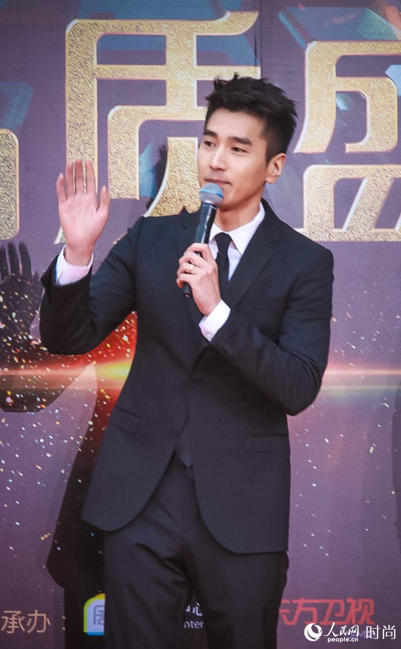 赵又廷正装大长腿摩登有型