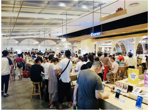 当苏宁小店遇上机械臂 智慧零售解决消费“最后一公里”