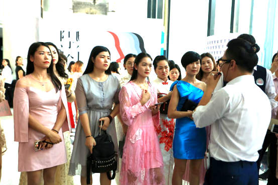 她漾全球删除展上演“史上最扎心展览” 她漾全球删除展上演“史上最扎心展览”