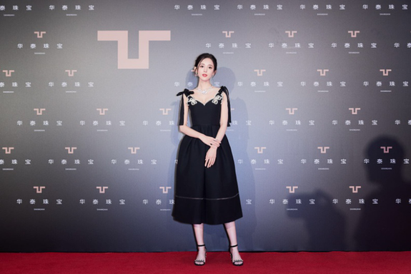 古力娜扎亮相上海 助阵华泰珠宝品牌升级暨战