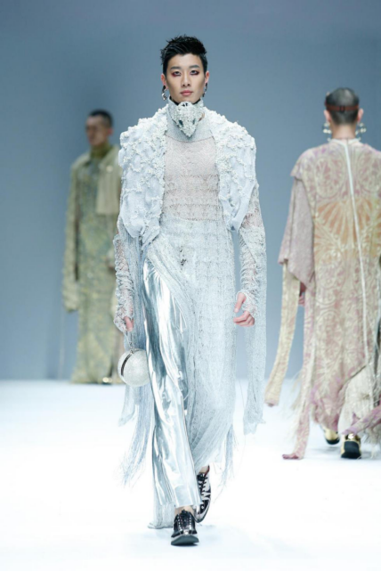 寻访旅途中的未知数 独特廓型彰显年轻人欢乐气息 寻访旅途中的未知数 独特廓型彰显年轻人欢乐气息