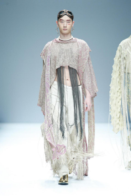 寻访旅途中的未知数 独特廓型彰显年轻人欢乐气息 寻访旅途中的未知数 独特廓型彰显年轻人欢乐气息