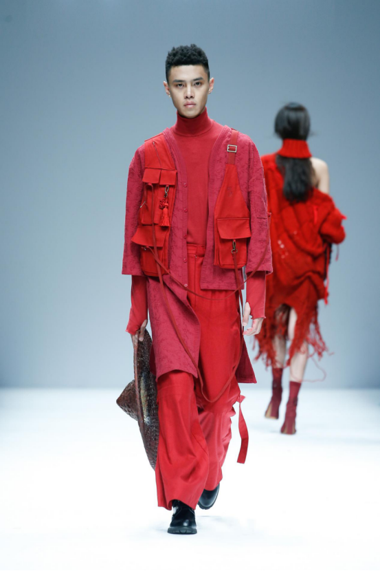 寻访旅途中的未知数 独特廓型彰显年轻人欢乐气息 寻访旅途中的未知数 独特廓型彰显年轻人欢乐气息