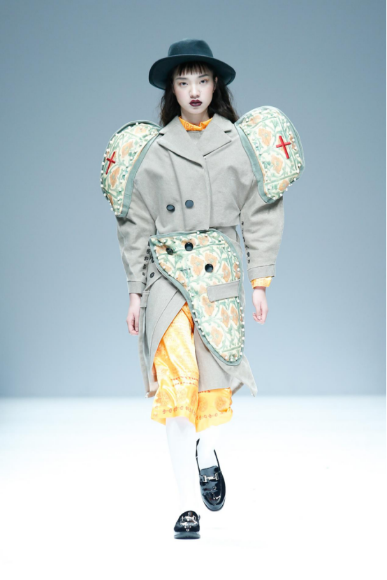 寻访旅途中的未知数 独特廓型彰显年轻人欢乐气息