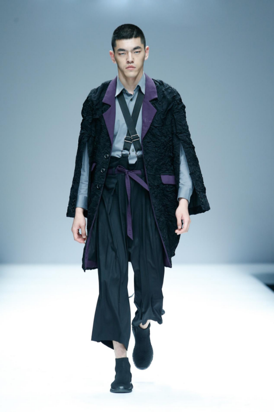 寻访旅途中的未知数 独特廓型彰显年轻人欢乐气息