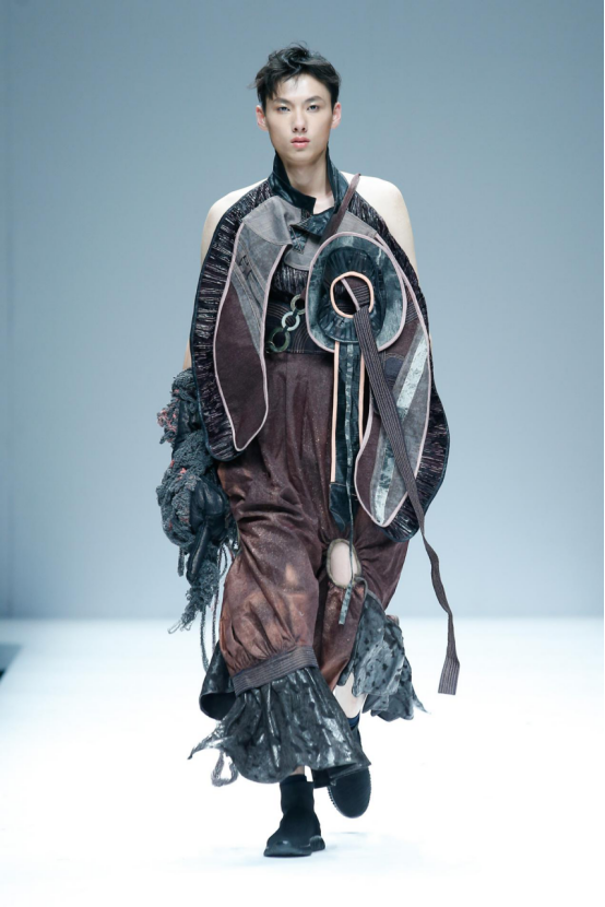 寻访旅途中的未知数 独特廓型彰显年轻人欢乐气息