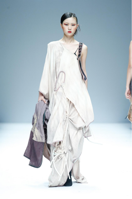 寻访旅途中的未知数 独特廓型彰显年轻人欢乐气息