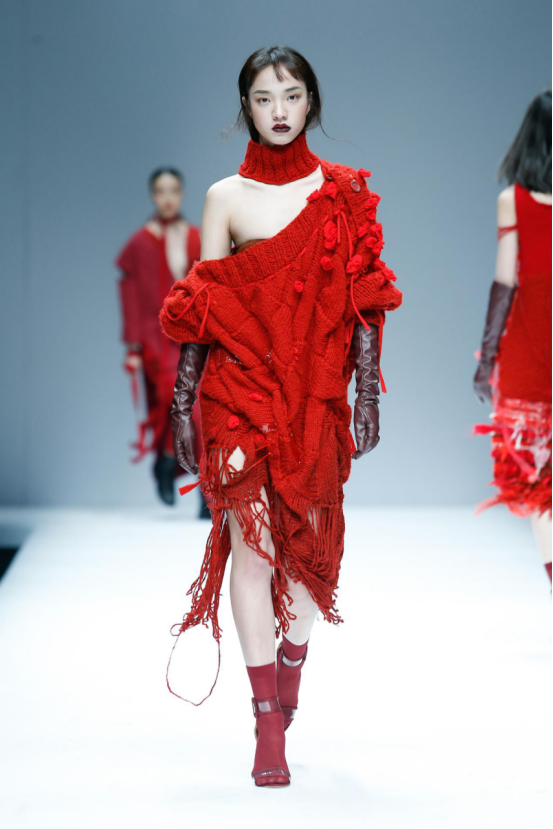 寻访旅途中的未知数 独特廓型彰显年轻人欢乐气息