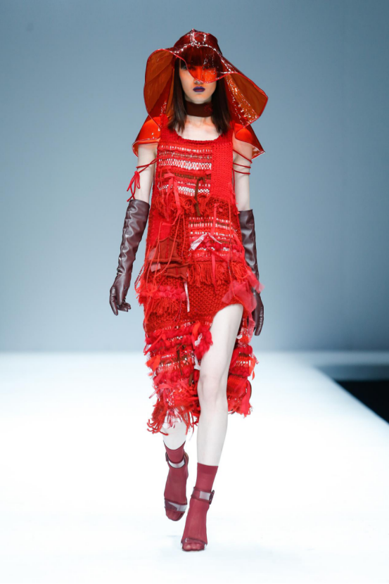 寻访旅途中的未知数 独特廓型彰显年轻人欢乐气息