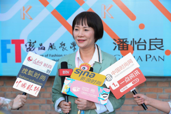 寻访旅途中的未知数 独特廓型彰显年轻人欢乐气息