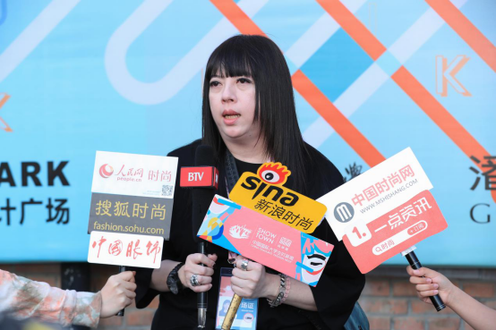 寻访旅途中的未知数 独特廓型彰显年轻人欢乐气息