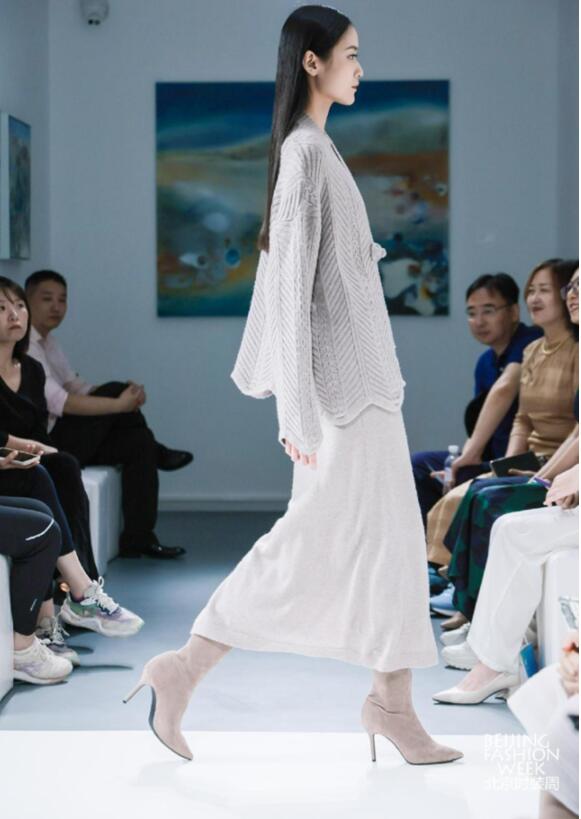 北京时装周上演雪莲发布会 艺术羊绒点亮雪莲亮点文创园