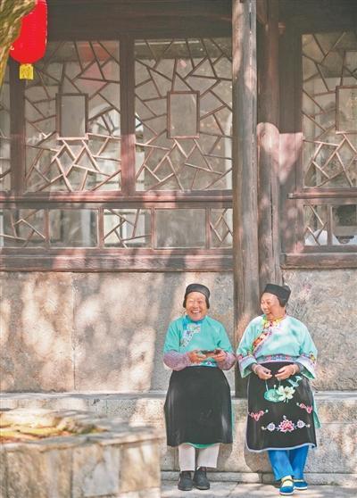 衣自明朝来,形随时代易