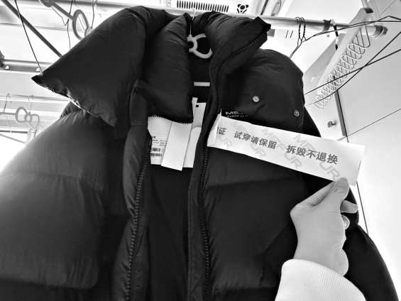 巨型吊牌密码锁折射诚信焦虑