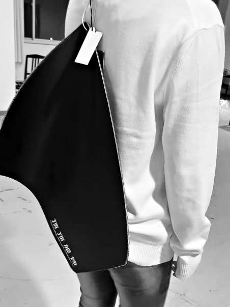 巨型吊牌密码锁折射诚信焦虑