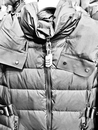 巨型吊牌密码锁折射诚信焦虑