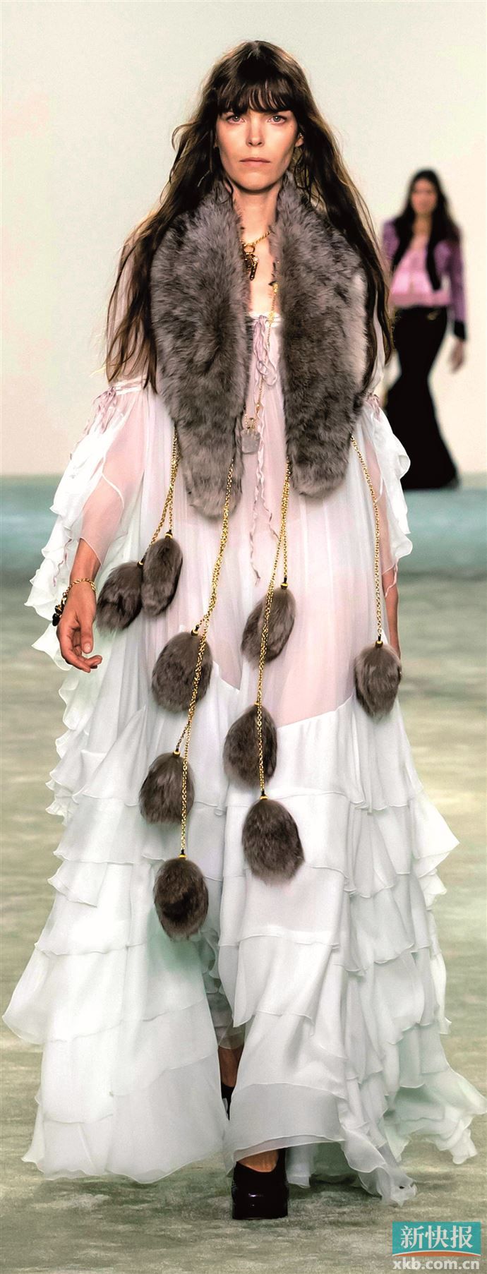 厚重皮草轻盈登场 燃点风格冬日