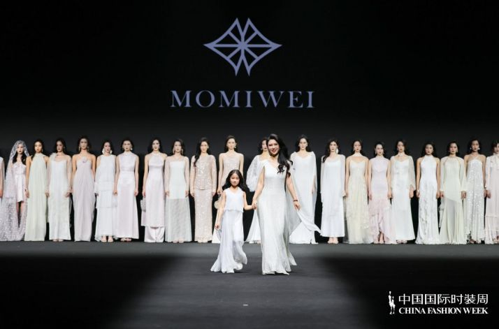 以时尚赋能女性多元力量「山与海」系列闪耀中国国际时装周