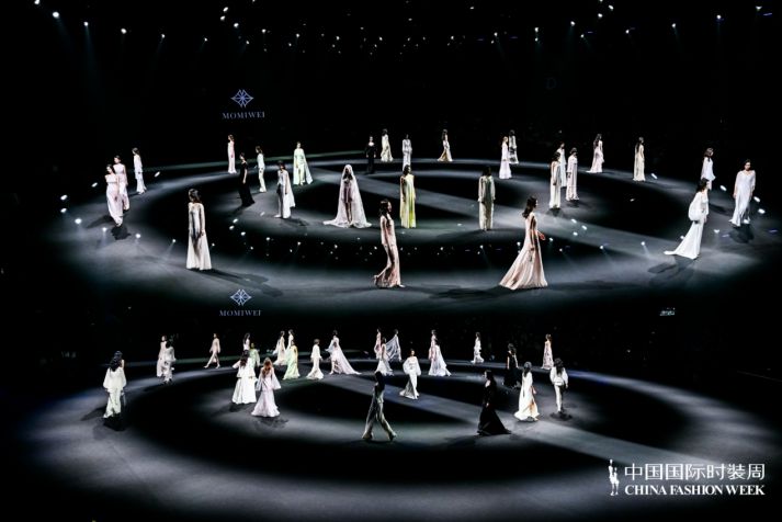 以时尚赋能女性多元力量「山与海」系列闪耀中国国际时装周