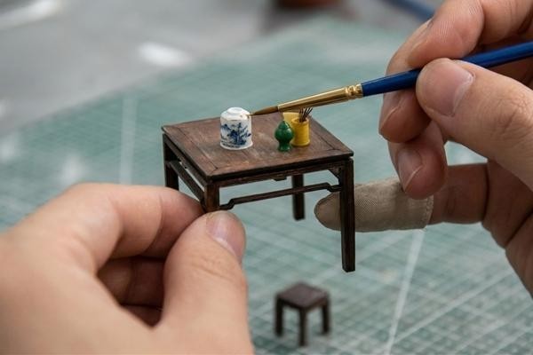 留住乡愁,装入心动瞬间……“手搓”微缩世界,方寸间跑出创业新赛道