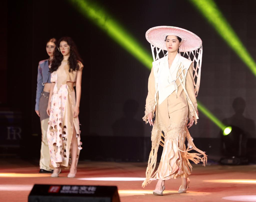 华南农业大学举行服装设计毕业作品展演